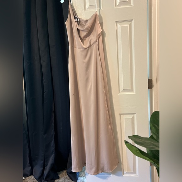 Formal dress - Picture 3 of 3